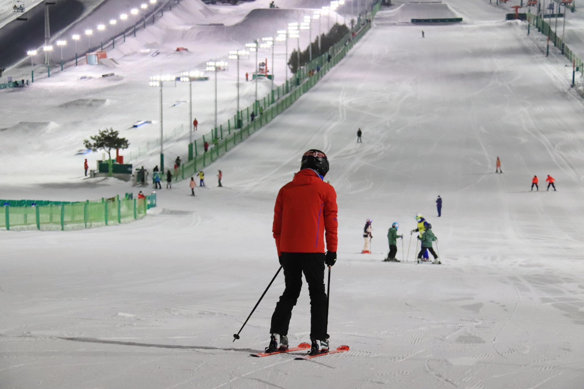 滑雪的运动员在雪道上高清摄影大图-千库网