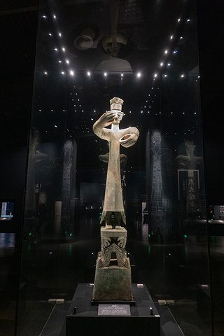 形容青铜人像和面具真的绝每一座每一个都是不同的_三星堆博物馆&quot