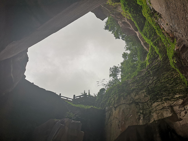 "野人洞景区是蛇蟠岛的核心文化园区，主要展示千年采石文化、神秘的穴居风情、三门石文化博览、摩崖石..._野人洞"的评论图片
