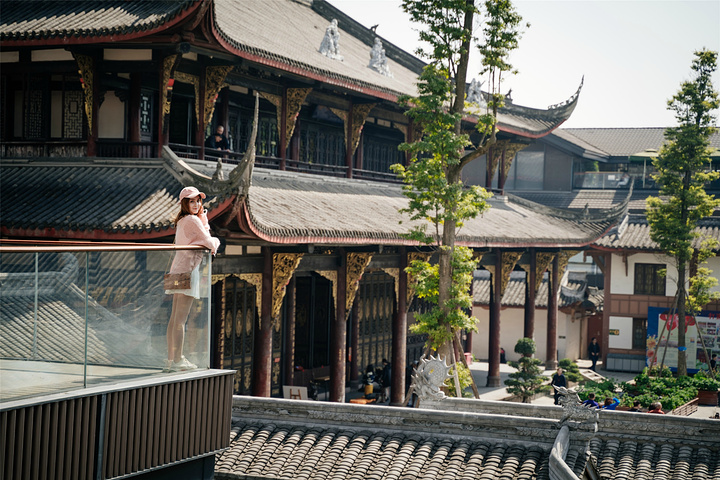 "这种低密度的购物广场着实颠覆了我对商业中心的人潮涌动金碧辉煌的看法，就像是在密闭的城市喘口气的..._成都太古里"的评论图片