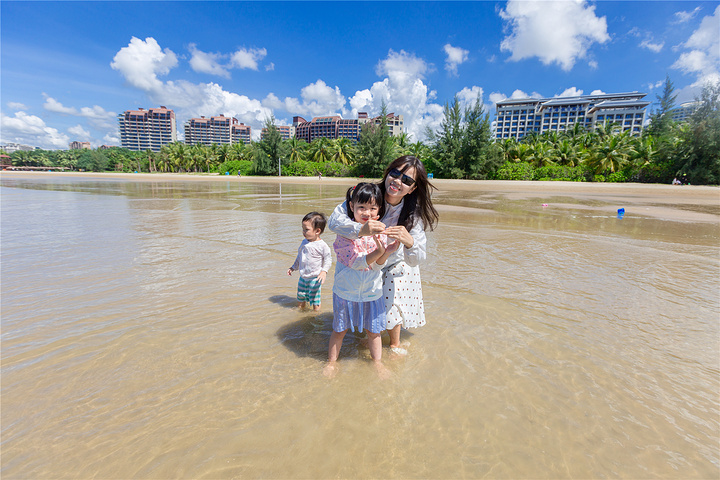 "三亚湾拍照最佳时间：白天的三亚湾阳光强烈，在沙滩上游玩的人极少。而且不需要门票，完全免费哦！海滩设施_椰梦长廊"的评论图片