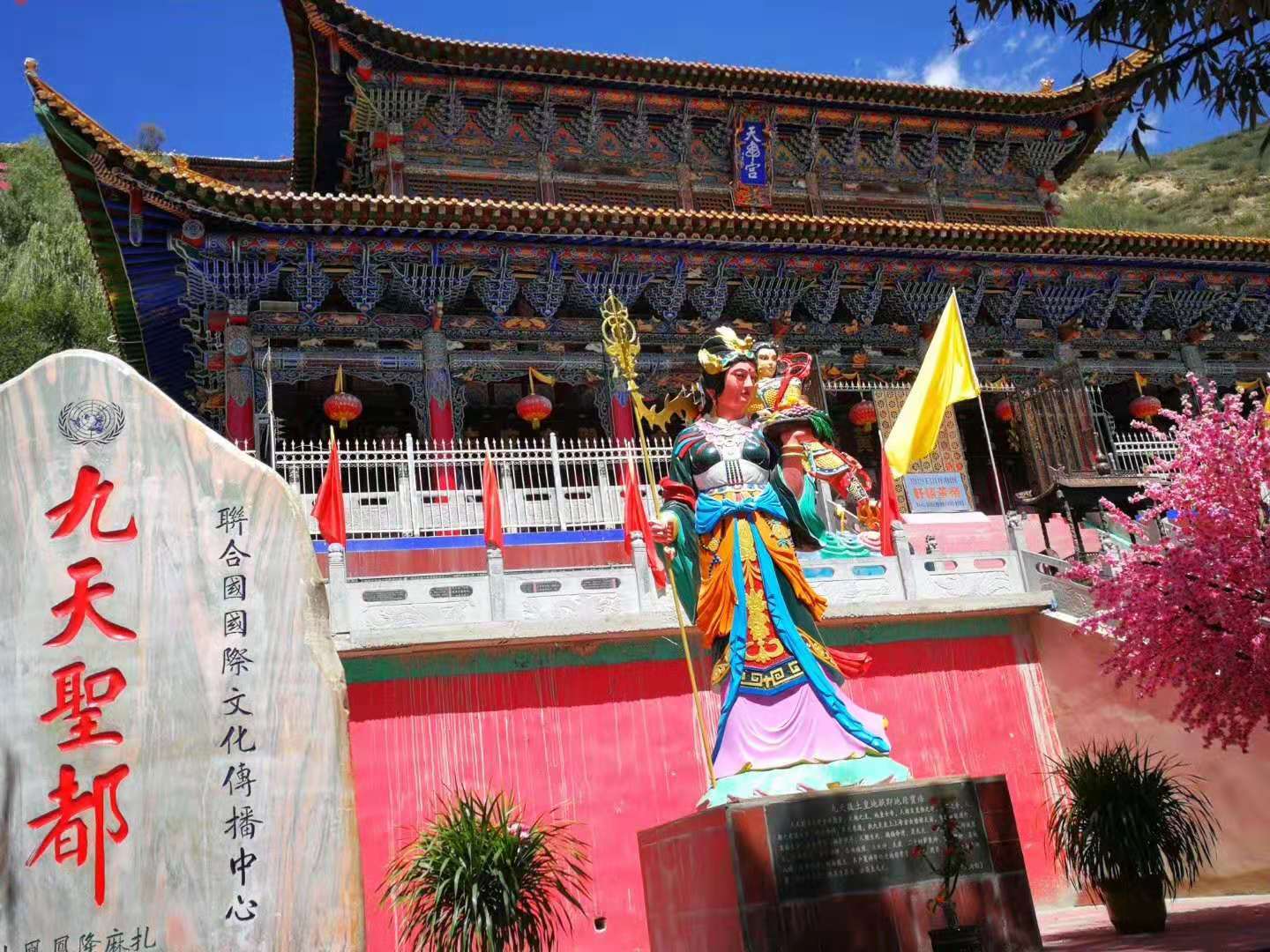 【携程攻略】西宁塔尔寺景点,塔尔寺美得惊人 ，藏传佛教卍的建筑色彩与构图，第二张屋顶上是…