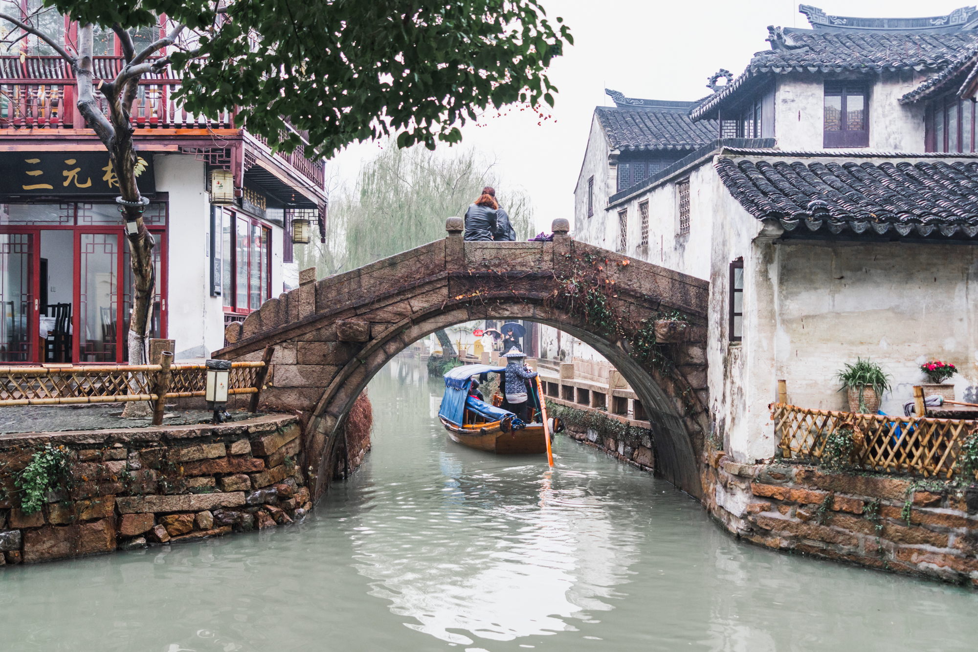 桥边是庭院深深黛瓦白墙无论是风和日丽还是细雨淋漓桥上桥下都是看不