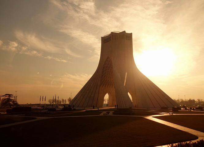 "阿扎迪自由纪念塔位于伊朗首都德黑兰梅赫拉巴德国际机场附近，是德黑兰的地标，也是伊朗的象征_自由纪念塔"的评论图片