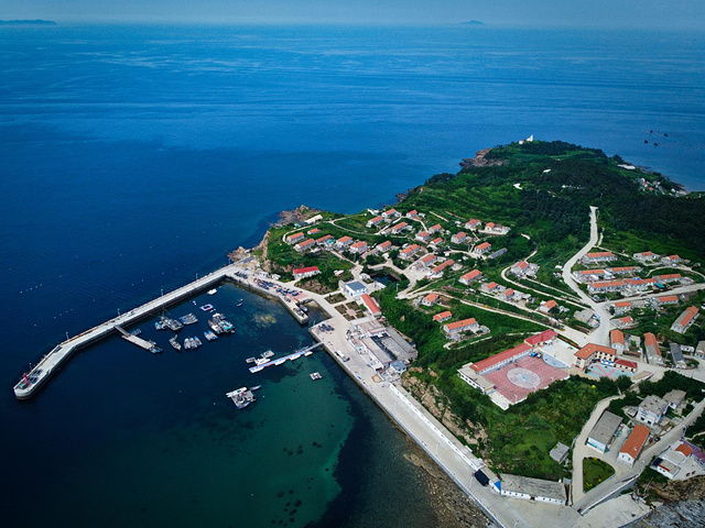 比如我们就跟着褡裢岛上的海钓俱乐部在岛上玩了一天,出海钓鱼,礁石