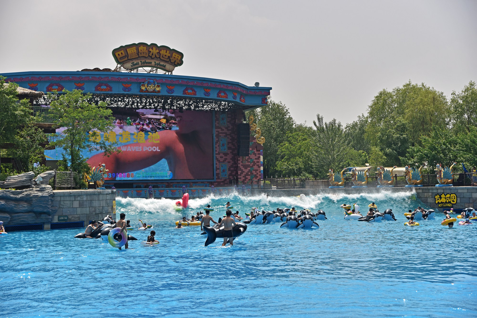 2022热高巴厘岛水世界玩乐攻略,彩虹湾是一条很受孩子们喜欢.