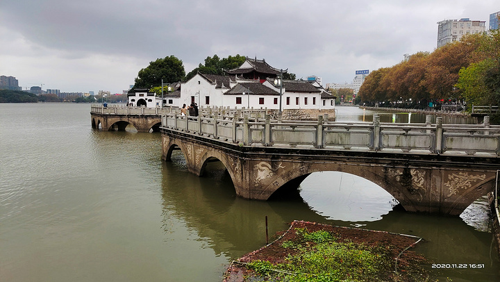 烟水亭,位于江西省九江市长江南岸的甘棠湖中,为江西省九江市著名景点