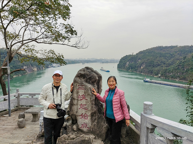 "它背靠长江三峡的西陵峡口，面临下牢溪，洞奇景异，山水秀丽，是湖北省著名名胜古迹和重点文物保护单位之一_三游洞"的评论图片