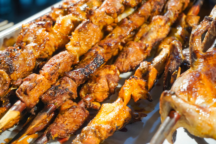 "既可以满足了你的味蕾，也能让你感受到新疆的民族风情。对于一个吃货来说，和田夜市简直就是一个美食天堂_和田夜市"的评论图片