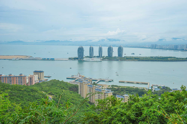 鹿回頭風景區位於三亞市南3公里處是海南島最南端的山頭站在山頂上看