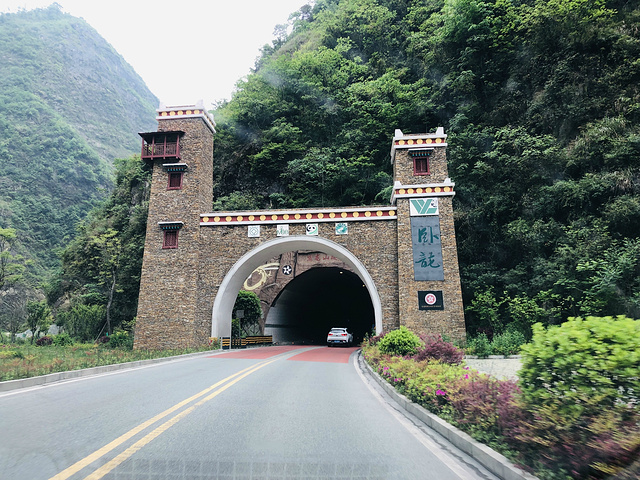 从都汶高速下道,再穿越几条隧道,就正式踏上中国熊猫大道.