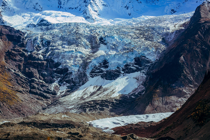 "不过在观景台，只能这样遥望雪山和冰川，的确很震撼。门口打的招牌是“中国最美的冰川”_米堆冰川"的评论图片
