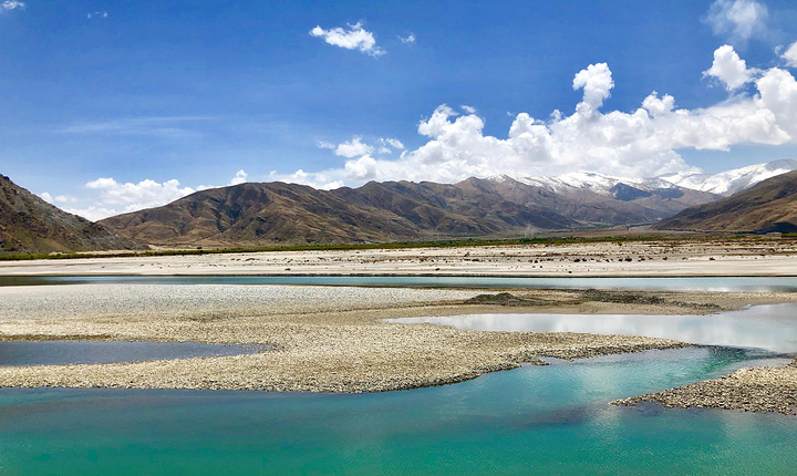 "雅鲁藏布江作为中国最长的高原河流，由西向东横贯西藏南部，绕过喜马拉雅山脉最东端的南迦巴瓦峰转向..._雅鲁藏布江"的评论图片