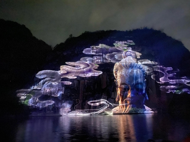 "巨大天然崖壁上的裸眼3D投影，是人与自然共同创造的结果，天然的崖壁为投影提供了一面屏幕，将剧情..._龙虎山仙水岩"的评论图片