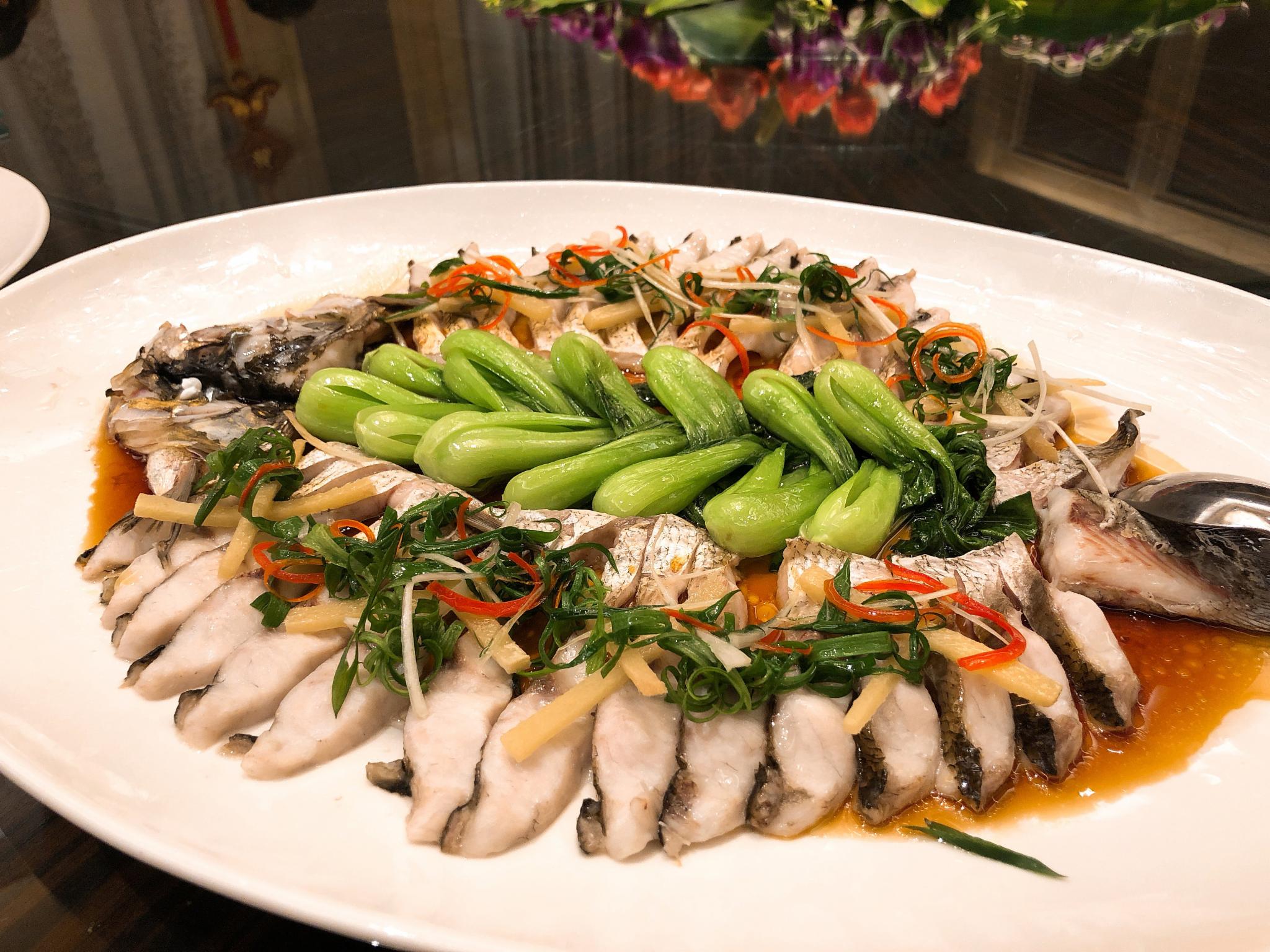 除了鱼头,席上的菜品到多来自千岛湖的湖鲜和本地的特色菜,大厨的独门