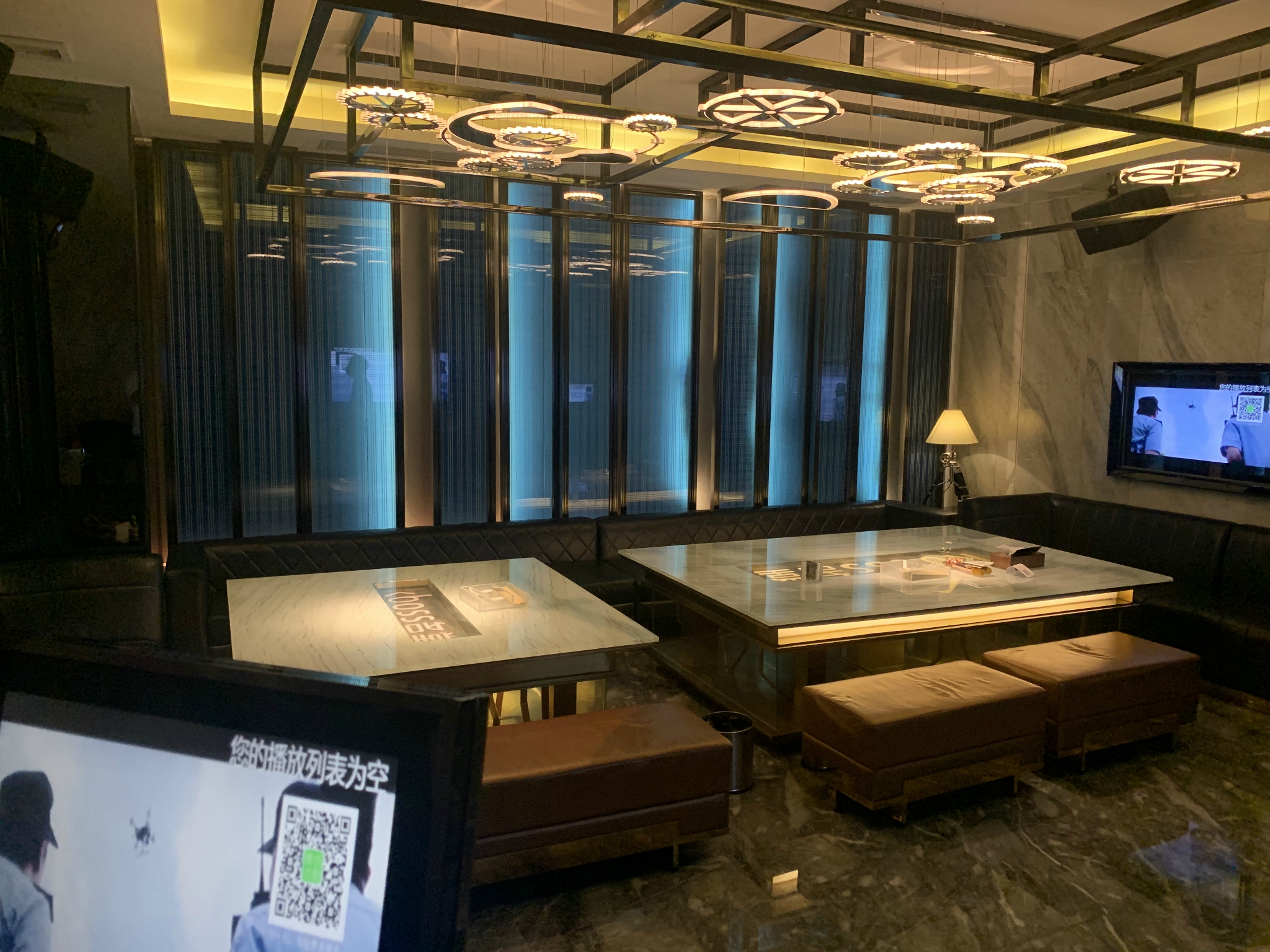 2022kboss名堂旗舰店玩乐攻略,四个人居然给了一间很大的房.