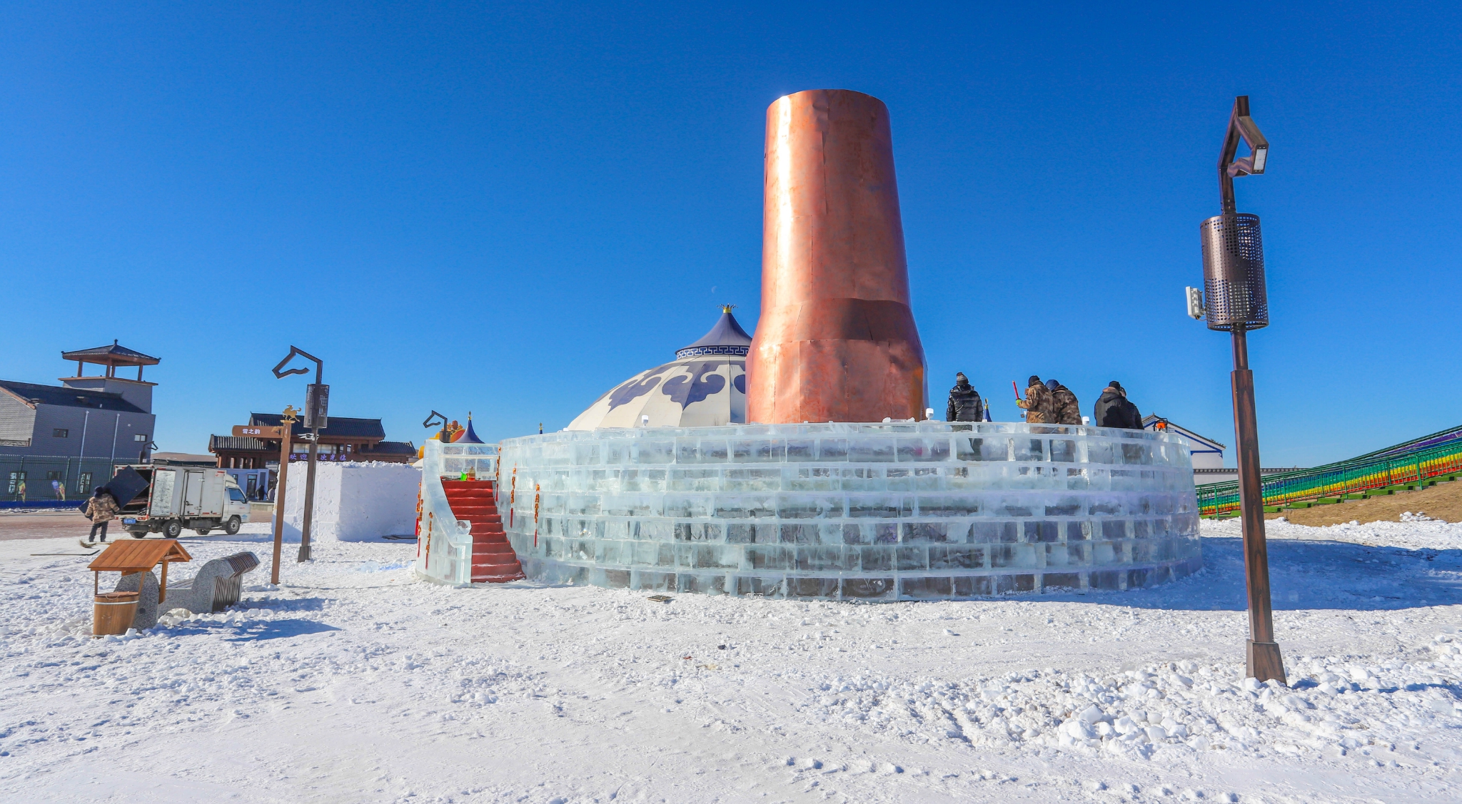 2023中国马镇舞马世界主题乐园玩乐攻略,当夜幕降临以后,全部冰雕都.