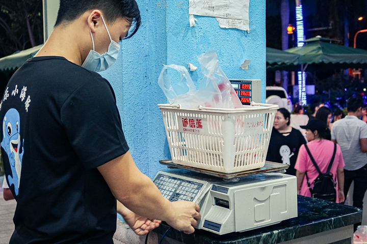 "另外我们还点了店里的特色菜，豆腐煲，吃起来口滑嫩入味~每一只都好吃到让人沉醉！也很适合拍照哦_海鲜市场"的评论图片