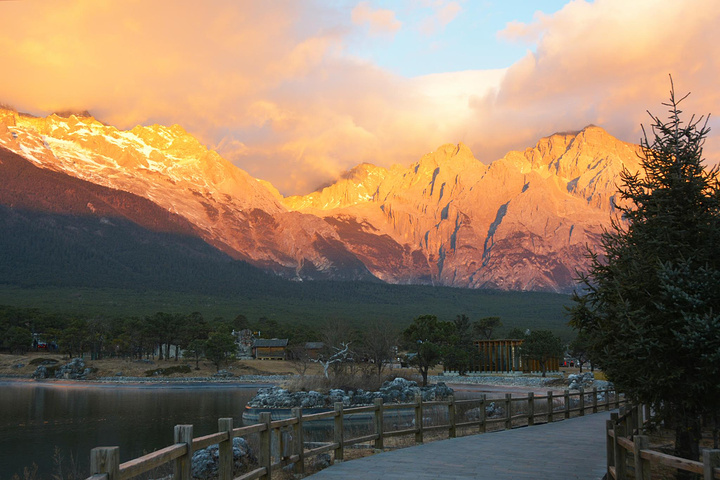 丽江玉龙雪山风景名胜区1988年被列为国家重点风景名胜区2007年被评为