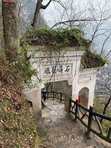 "住宿：最佳的观景美宿首推祝圣桥边的临河民宿，与舞阳河的碧波亲近之余，还能在晚上观赏璀璨的夜景_镇远古城"的评论图片