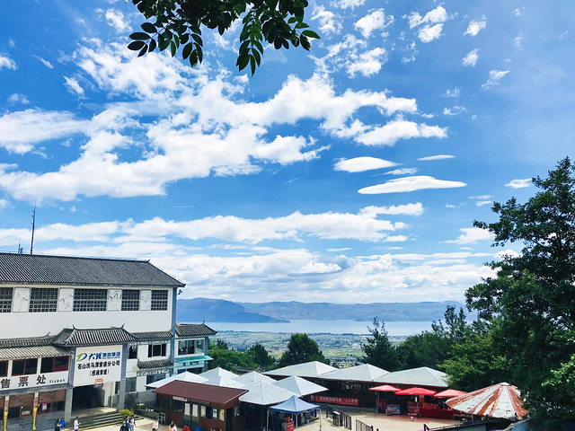 "苍山十九峰，巍峨雄壮，与秀丽的洱海风光形成强烈对比。苍山上还有一种让人惊叹的景色_苍山"的评论图片