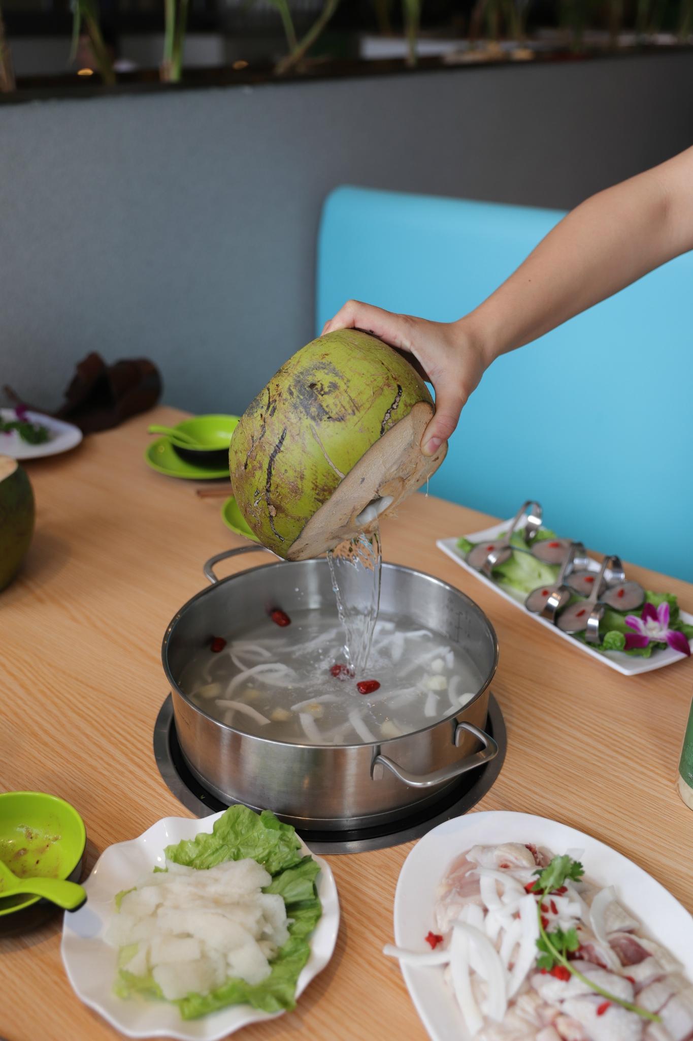 椰子鸡,也是我海南美食中超级推荐得一样.推荐一下这家得椰子冻.