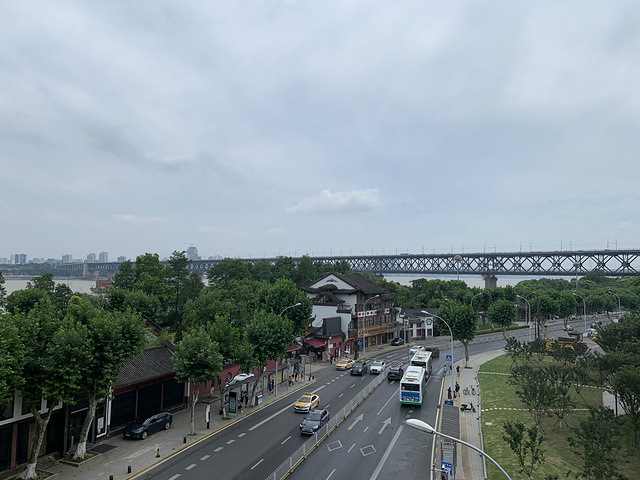 "景区由晴川阁、禹稷行宫、铁门关三大主体建筑和禹碑亭、荆楚雄风碑以及牌楼、临江驳岸、曲径回廊等十..._晴川阁"的评论图片