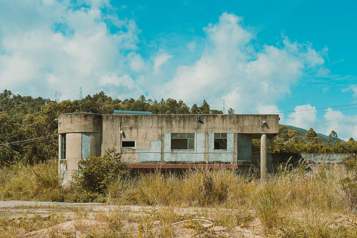 21 棋布 湖面非常清澈 湛蓝的湖水和赭红色的湖岸构成了强烈的视觉冲击 远处苍翠的青山隐退在迷蒙之中 白盆珠水库 评论 去哪儿攻略
