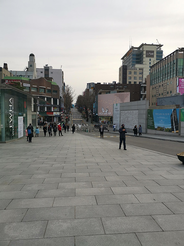 "在店门口坐公交车就可以直达梨花女子大学了，梨花女子大学是韩国首尔历史最悠久的大学之一，建校于1..._梨花女子大学"的评论图片