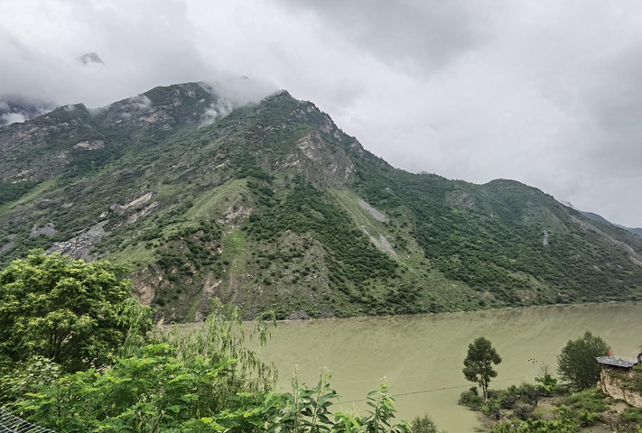 "它位于九寨沟、黄龙风景区之间，具有便利的交通条件，较大的活动范围和丰富的景观资源_松潘古城"的评论图片