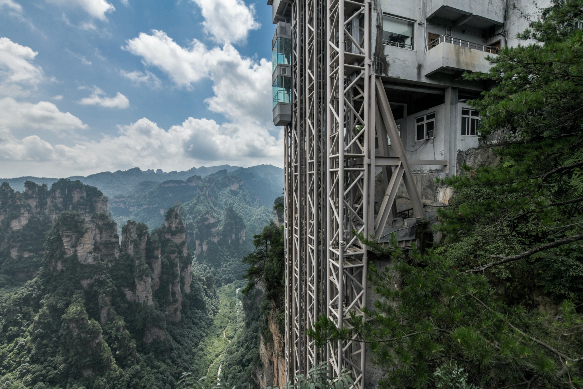 湖南張家界登山電梯登山電梯刺激震撼與新奇