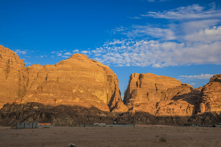 "在酒店租用当地人开车驰骋在月亮峡谷之中，旁边的自然景观让我流连忘返好似回到了纳米比亚的红沙漠一..._月亮峡谷"的评论图片