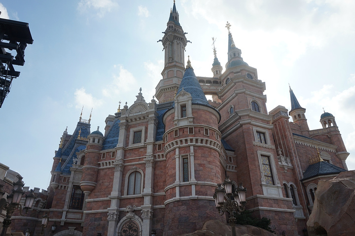"一个不可抗拒的景点，也是很多游客们心中的乐园，上海迪士尼城堡又是全世界最高最大的童话城堡_奇幻童话城堡"的评论图片