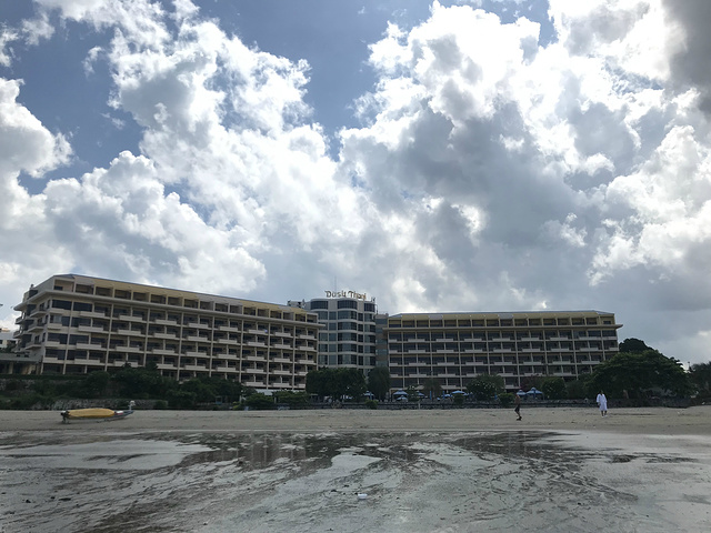 "外面就沙滩，非常近。海上很多人在玩飞翔伞。早上起床才体验酒店的泳池和海滩。外观酒店。沙质还算可以了_芭堤雅都喜天丽酒店(Dusit Thani Pattaya)"的评论图片
