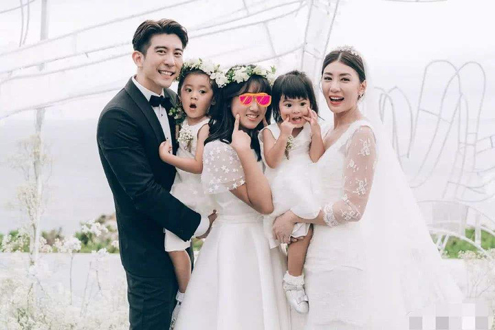 贾静雯曾经红极一时,她扮演的角色伴随7080后成长,之后经历婚变,争夺