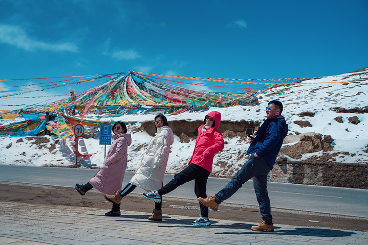 "这是来往的藏民跟游客们将内心对最亲最爱的亲人朋友们的祝福语言，写在经幡上，接到雪山之巅迎风飘摆..._米拉山口"的评论图片