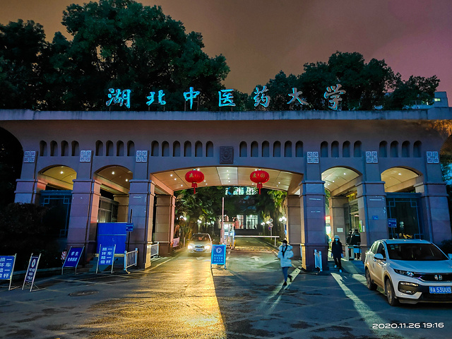 "昙华林是在全国都很有名气的一条历史文化街区。昙华林是一条偏离闹市的街区，但是它又是一处风水宝地_昙华林"的评论图片