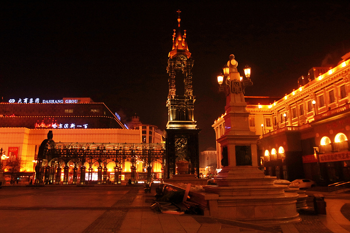 " 以前经过哈尔滨时曾来过，不过那是白天，夜景第一次来。著名的索菲亚大教堂。 比较冷的原因，没多少游客_哈尔滨索菲亚广场"的评论图片