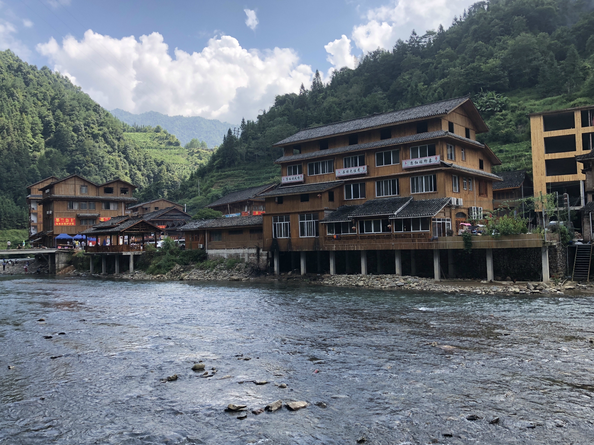 桂林龙脊梯田景区内有一个古村寨叫做黄洛瑶寨,也可以成为长发村,是去