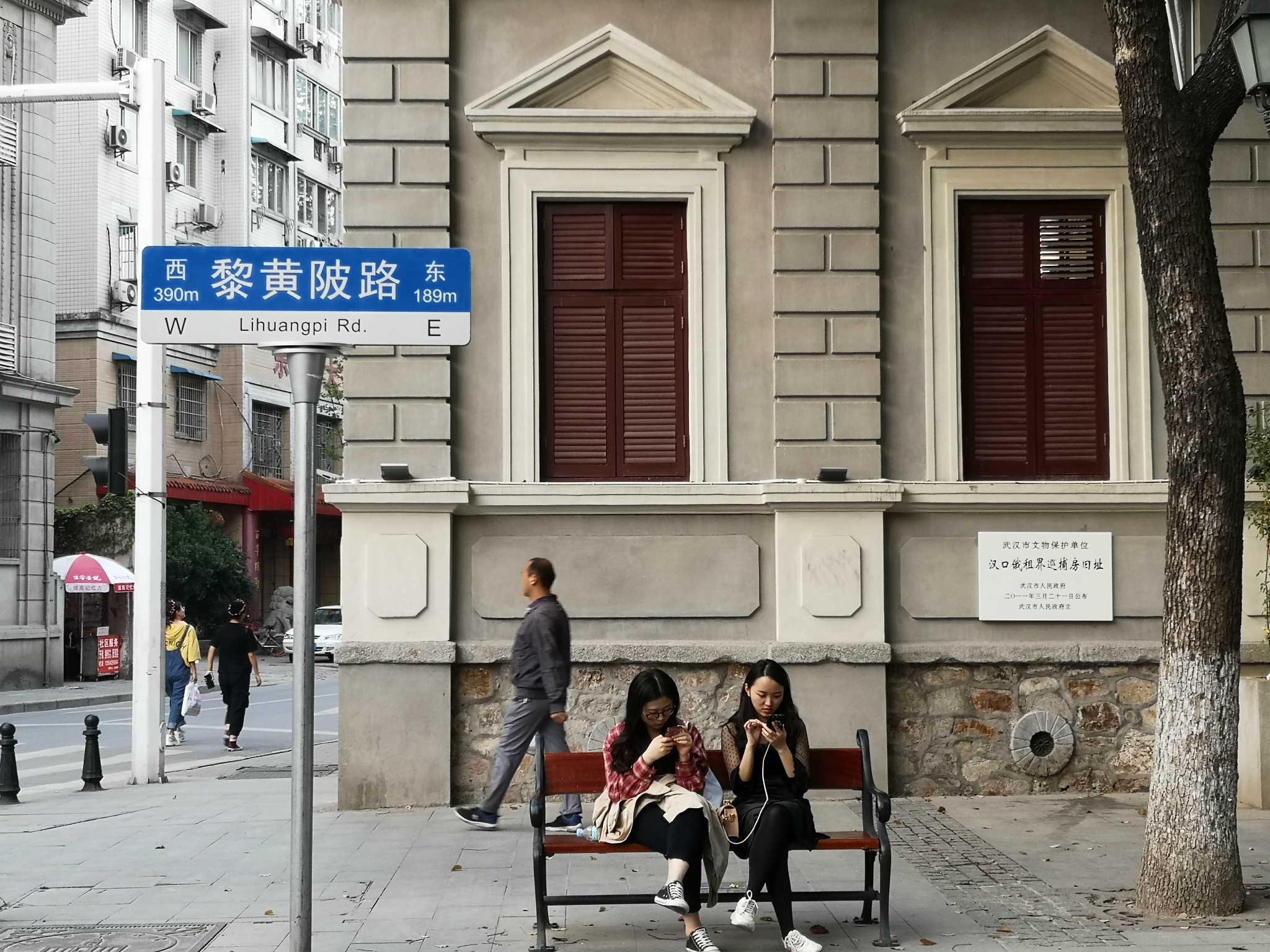 黎黄陂路是一条很有特色的小路建筑非常有异国风情呢有很多穿着民国