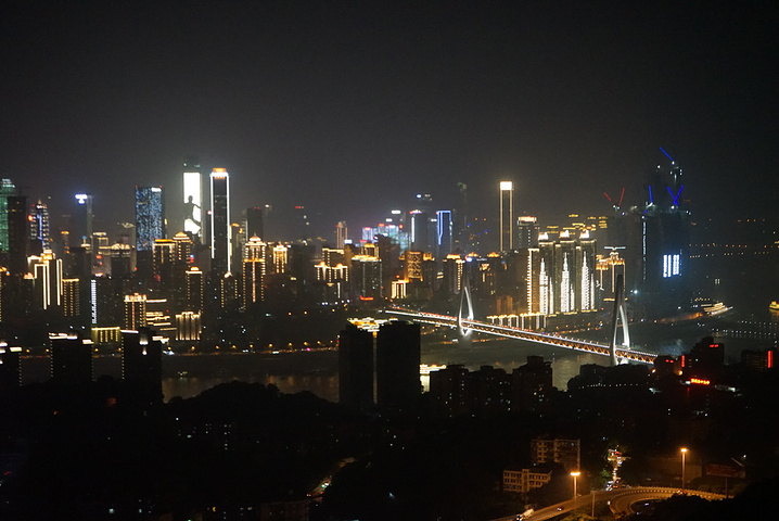 重庆南岸区南山上包括一棵树观景亭和野外休闲区可同时容纳上千人是