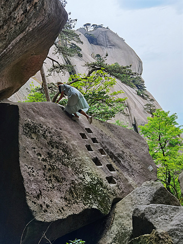 "五一假期，徒步的人不少，从南大门到索道上站一路上登山舒适度都很好。哦，攀岩也没试过，不知道手劲够不够_天柱山"的评论图片