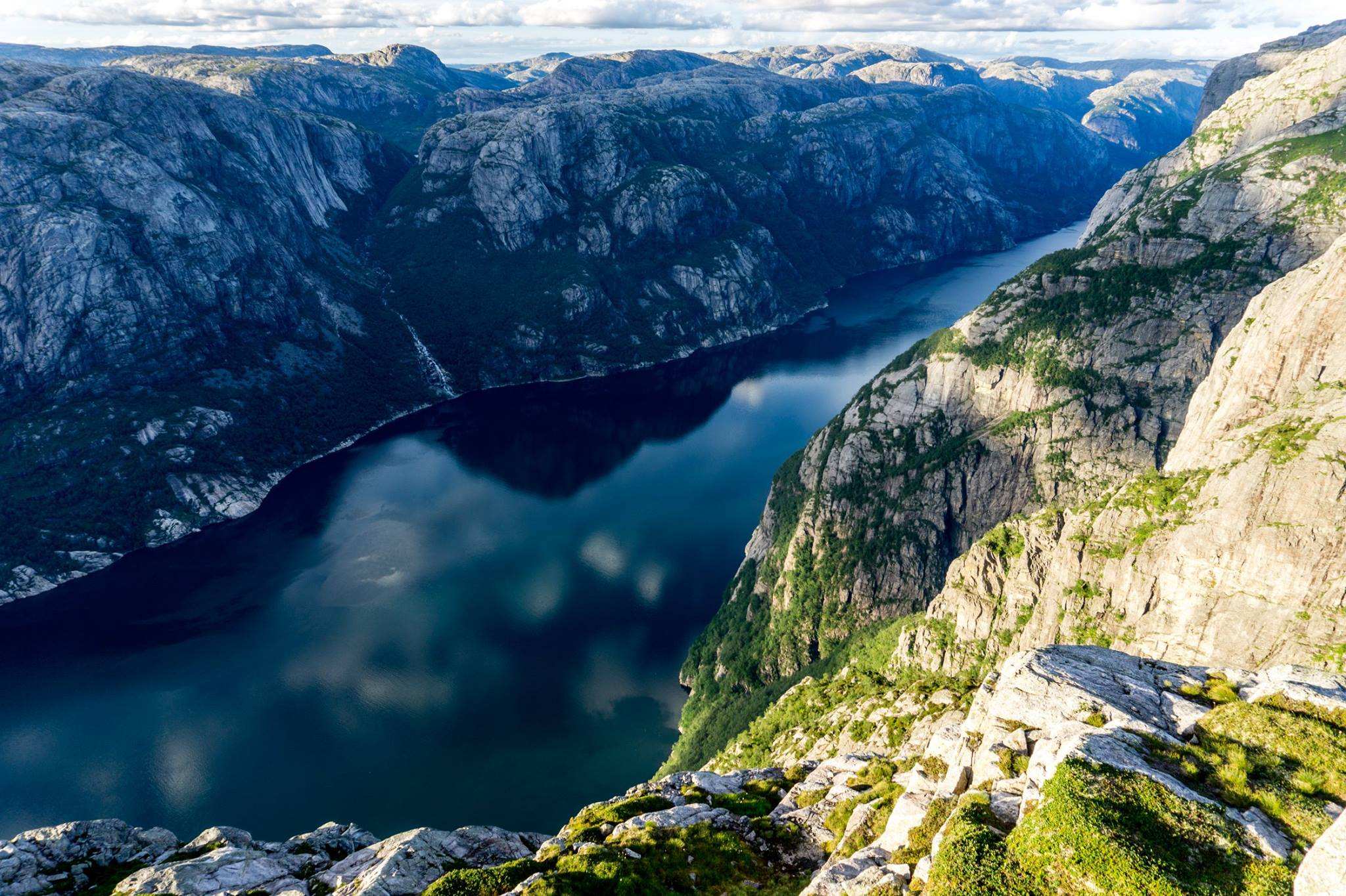 高居危险之上的壮美——挪威奇迹石