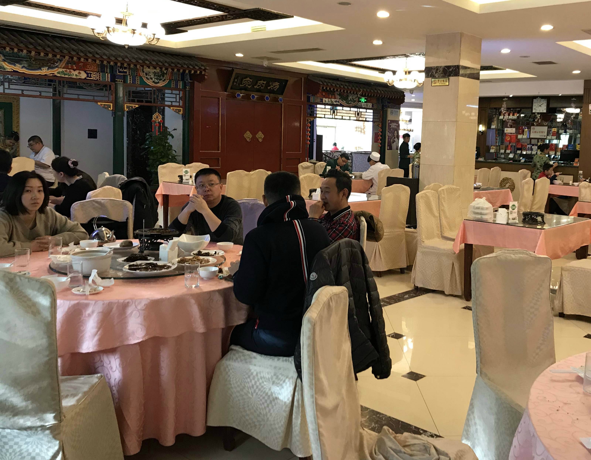 京城华天旗下的这家烤肉宛总店规模不小,装饰讲究.