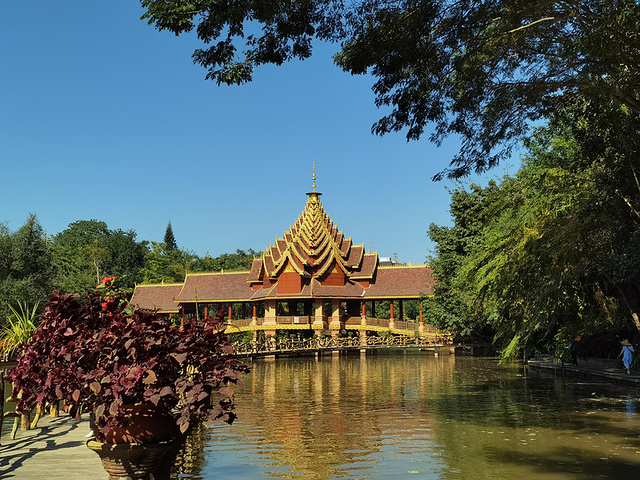 "下午逛逛曼听公园和总佛寺，曼听公园是傣王行宫的旧址，可以参观一下傣族风情的建筑和园林_曼听公园"的评论图片