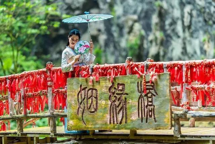 "清远旅游，穿越人间喀斯特溶洞天坑仙境，穿上汉服伴随丁达尔光线！真的非常神奇和浪漫！大片连出呀_洞天仙境"的评论图片