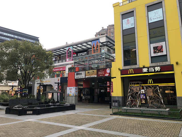 "上海金桥国际商业广场是浦东金桥地区面积比较大的一个商业广场了，这个商业广场我还是很喜欢的，店铺..._金桥国际商业广场"的评论图片