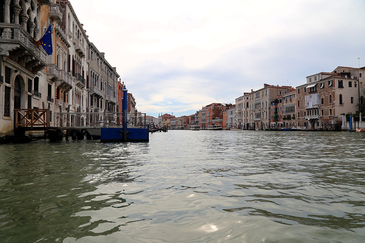 "沿岸两旁100多座古老建筑都是12到18世纪威尼斯贵族和富商的府邸，乘坐游船或者水上巴士可以游..._大运河"的评论图片