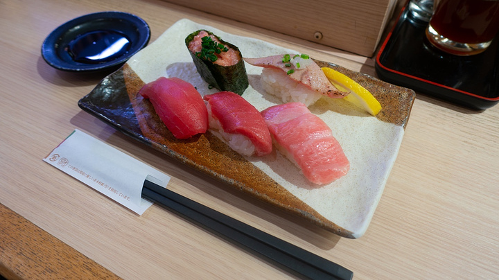 21经过酒店前台的工作人员推荐 选择了一家名叫 平四郎 的寿司店 位置就在酒店前台下方 方便好找 Sushi Go Round Heishiro Amu 评论 去哪儿攻略