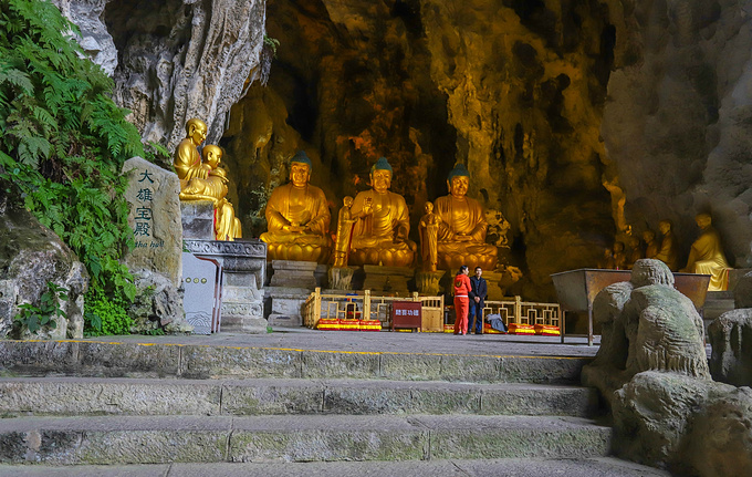 站在观音洞下方看去,这庄严而又肃穆的观音